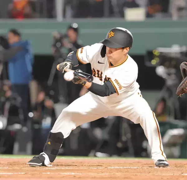 【巨人】則本昂大が１４年目のプロ初安打！通算４２打席目　左打席から会心のバント…楽天では３３打数２６三振