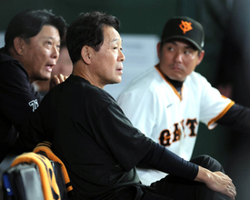 【巨人】川相昌弘コーチが「左側頭部打撲」で大事を取りベンチ外…練習中に跳ね返りの打球が当たる