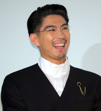 賀来賢人「寝返りを打ったら、顔の横に女の人の顔が出てきた」背筋が凍るような経験を告白