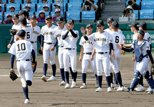 【甲子園】東日本国際大昌平が甲子園初勝利　三塁コーチャーの金沢裕誠「甲子園はすごいな」　父は明秀日立・金沢成奉監督