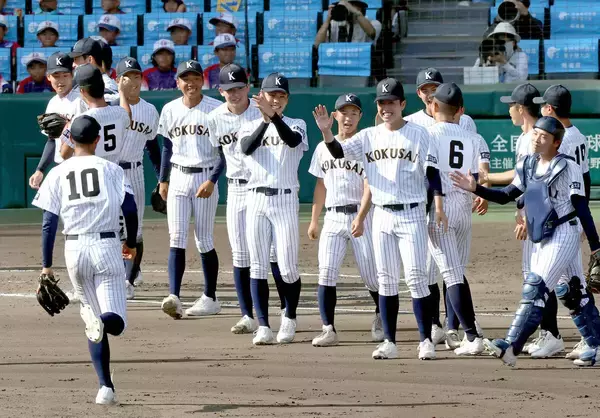【甲子園】東日本国際大昌平が甲子園初勝利　三塁コーチャーの金沢裕誠「甲子園はすごいな」　父は明秀日立・金沢成奉監督