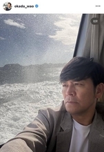 「どうした？！」５７歳・岡田圭右、荒れた海をバックにダンディーな横顔「渋い」「どことなく哀愁が」「微妙に…」