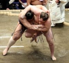 新大関・安青錦が連勝発進　過去３戦３敗だった義ノ富士に逆転の首投げ「押し込まれて、これしかないという感じだった」