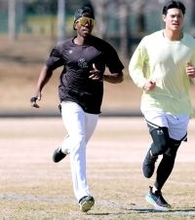 【ソフトバンク】小久保裕紀監督、イヒネを外野起用へ「脚力を生かした代走と守備固め」周東をライバル視する快足