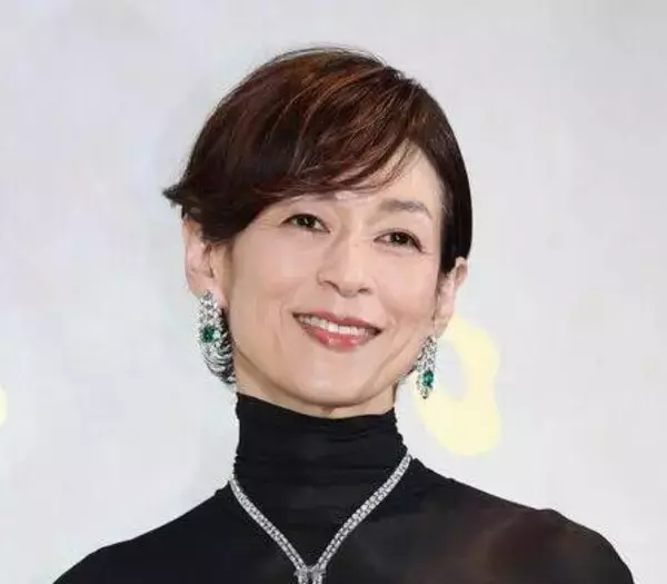 鈴木保奈美、おでこ全開で雰囲気ガラリ「強風に吹かれている、という設定」で髪固定「魅力は不滅」「お茶目で大好き」