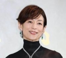 鈴木保奈美、おでこ全開で雰囲気ガラリ「強風に吹かれている、という設定」で髪固定「魅力は不滅」「お茶目で大好き」