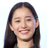 「新木優子、デニム×メガネの春服コーデで抜群スタイル「全部可愛い」「スーパーステキ」「流石ですね！」」の画像1