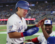 ブルージェイズ岡本和真がメジャーデビュー戦でマルチ安打＆サヨナラ生還で歓喜