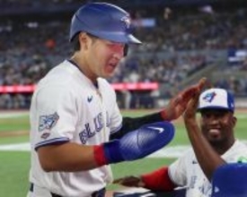 ブルージェイズ岡本和真がメジャーデビュー戦でマルチ安打＆サヨナラ生還で歓喜