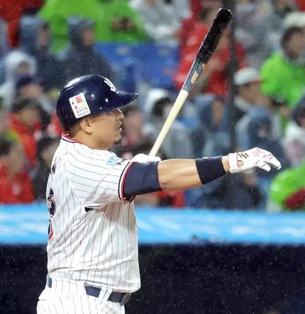 【ヤクルト】オスナが今季１号の中越えソロ「ヒサシブリ」