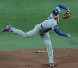 「「１番投手」大谷翔平初回ピンチも岡本和真から１６１キロで空三振…１打席目四球で４３戦連続出塁の日本人タイ記録」の画像1