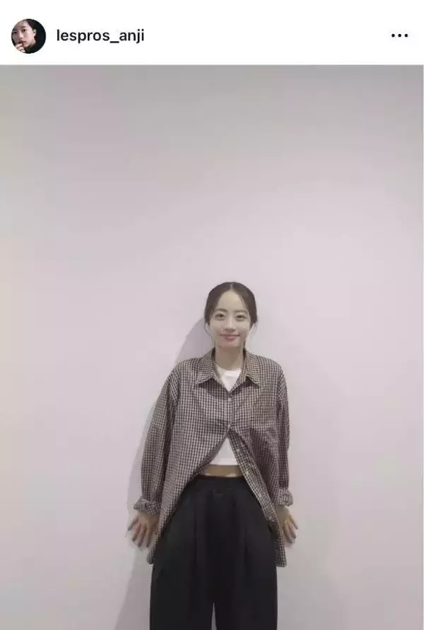 お腹がチラリ！池端杏慈の「最近のお気に入り」はチェック柄のシャツと…