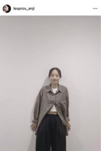 お腹がチラリ！池端杏慈の「最近のお気に入り」はチェック柄のシャツと…