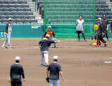 「【巨人】風、太陽、土を入念に確認　甲子園デーゲーム練習冒頭にシートノック」の画像1