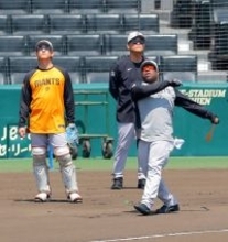 【巨人】風、太陽、土を入念に確認　甲子園デーゲーム練習冒頭にシートノック