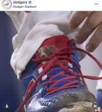 大谷翔平のスパイクにデコピンが！！マウンドでご主人さまと“共闘”　愛らしい姿にファン歓喜「あ、デコピン！ こっそり隠れてた」