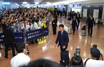 森保一監督らが帰国　米国から羽田空港へ　無数のフラッシュ、ファンからのねぎらい送られる「マンマミーア」ボートも