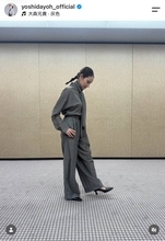 「お綺麗すぎ」吉田羊のセットアップコーデが「カッコイイ」「美しい」「シック」