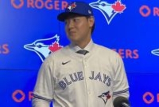 岡本和真「世界一似合ってるんじゃないかな」　人生初の青いユニホームに笑顔　愛称は「『カズ』と呼んで」