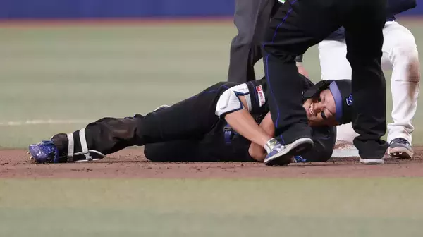 【中日】球場騒然　川越誠司が負傷交代　二塁に滑り込んだ際に右肩負傷か　担架で運ばれる