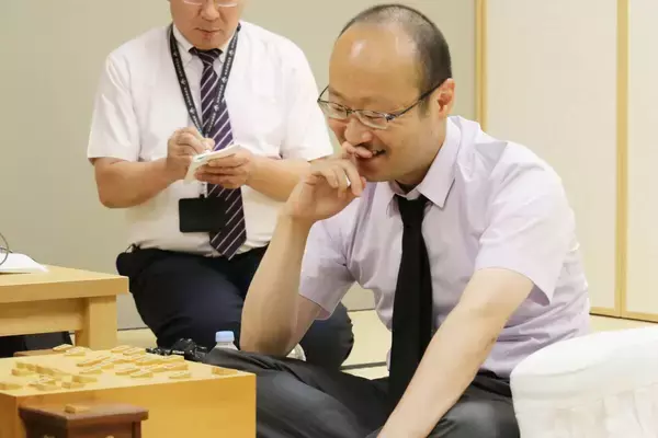 渡辺明九段、８か月ぶりの復帰戦は勝利ならずも感想戦では笑顔見せる場面も　左ひざ不調のため昨年９月から休場