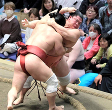 平幕・宇良が５敗目　朝紅龍との大阪対決で押し出される　千秋楽で２場所ぶりの１０勝目指す