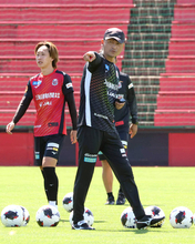 【Ｊ２札幌】連敗阻止へ　川井健太監督が先頭に立って“異例の”指導…２９日のアウェー甲府戦でリーグ戦３試合ぶり勝利へ