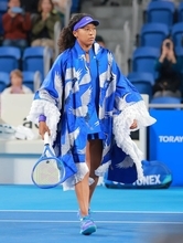 【テニス】大坂なおみ、ド派手ファッションで登場 鶴をあしらった日本仕様のブルーの衣装で観客大歓声