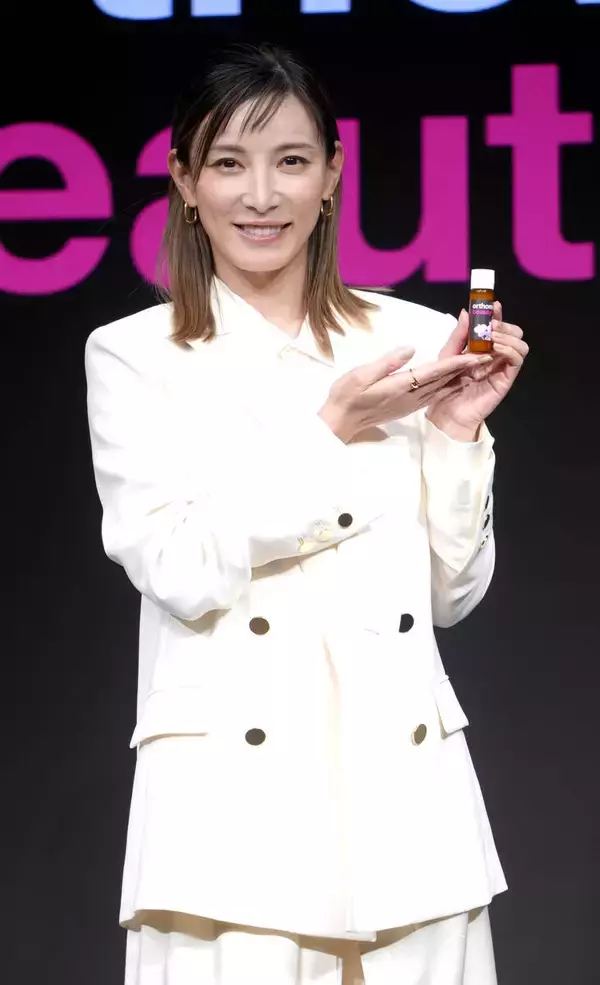 加藤あい　９年ぶり広告イベントで「美の秘訣」語る　４３歳誕生日祝福に笑顔「今しかできないことを」