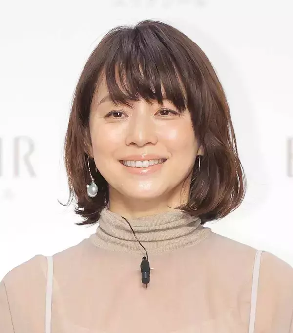 ５６歳・石田ゆり子「持ってるボールは９００ｇです！」トレーニング姿に反響「 美姿勢」「これが美しさの理由」「めっちゃきつそう」