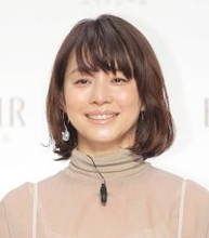 ５６歳・石田ゆり子「持ってるボールは９００ｇです！」トレーニング姿に反響「 美姿勢」「これが美しさの理由」「めっちゃきつそう」