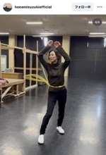 鈴木保奈美が「桜を愛でる余裕もなく」取り組む紐状フラフープ練習姿に「ナイスバディ」「回せてすごい」の声！