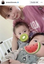 中川翔子、双子男児の「ママ争奪戦」始まる！膝上３ショットに「可愛いの大渋滞」「目がくりくり」