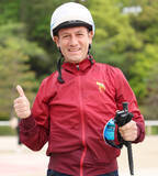 「Ｍデムーロ騎手が栗東に姿見せる「温かいね、みんな」「いっぱいメッセージが来た」　５月２日の京都で復帰」の画像1