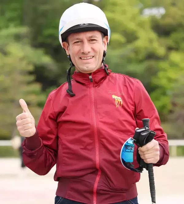 Ｍデムーロ騎手が栗東に姿見せる「温かいね、みんな」「いっぱいメッセージが来た」　５月２日の京都で復帰