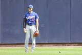 「大谷翔平、かわいい“ハプニング”に遭遇　敵地に迷い込んだ小鳥とジッと見つめ合う、帰り際にお辞儀も　キャッチボール中に真横にピタリで笑顔」の画像1