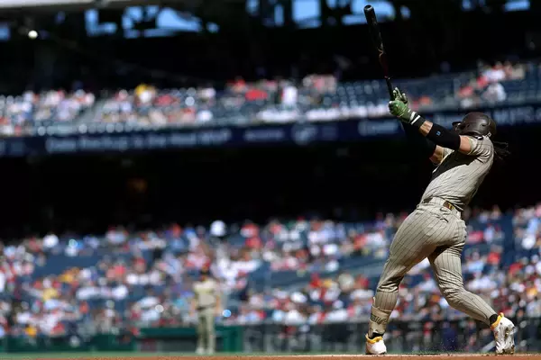 ２１年本塁打王のタティスが５６試合、２３９打席目でようやく今季１号　元巨人グリフィンから１３７メートル特大弾