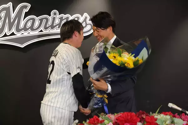 【ロッテ】唐川侑己　涙なし「１９年間地元で幸せだった」晴れやか引退会見　同学年の益田直也がサプライズ登場　花束贈られる