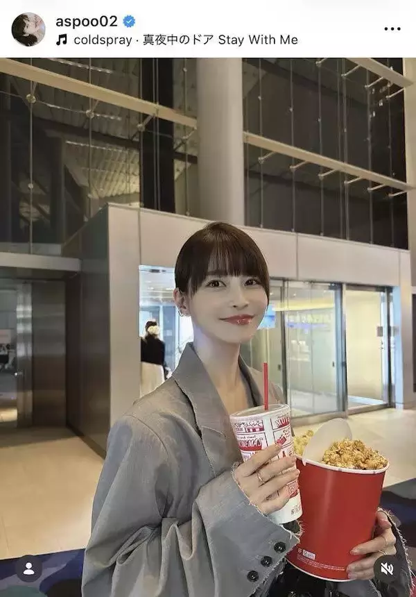 「目立ちまくりでしょうね」岸明日香の“美脚”ミニ丈ショットに大反響！「顔ちっっっっっっっさ」「メロメロ」