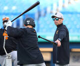 「【巨人】阿部監督が試合前に佐々木俊輔に打撃の熱血指導　自らスイング実演も」の画像1