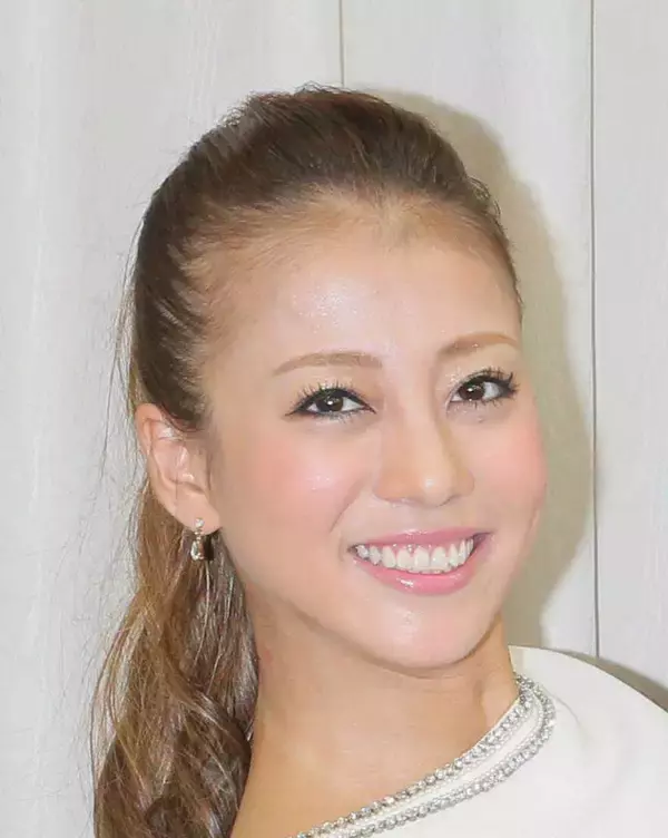３９歳タレント　曲線美あらわにファンほれぼれ「その仕草がたまらない」「お腹もスリム」「最高」あびる優