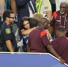 【Ｗ杯】「イエローないの？」「美女」「彼女かしら？」ゴラッソ→客席に飛び込み女性とハグ！カボベルデＤＦに闘莉王氏「ピッチに戻ってください」