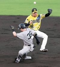 【阪神】ドラフト１位・立石正広が左翼守備でプロ初失策…元山飛優への送球が中途半端なバウンドに