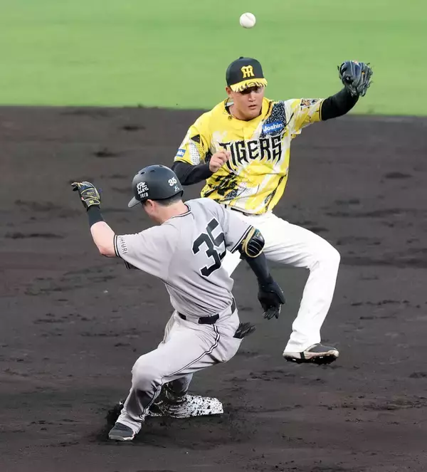 【阪神】ドラフト１位・立石正広が左翼守備でプロ初失策…元山飛優への送球が中途半端なバウンドに