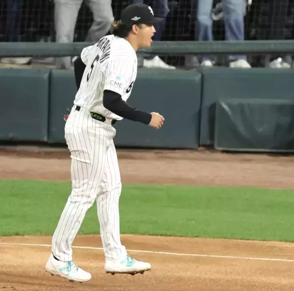 村上宗隆が吠えた！　先制の押し出し四球で本拠地総立ち、ＰＳ６戦で３度目の先制点　Ｗソックス３回に２点先取…勝てばリーグ突破＆１２０年ぶり快挙