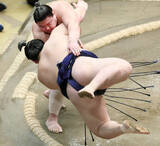 「義ノ富士が２日連続の金星　大の里を２場所続けて撃破　「歓声がすごくて緊張しました」」の画像1