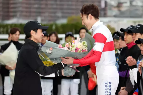 調教師に転身する藤岡佑介騎手が引退式　武豊騎手「調教師としてもいい馬を育てそう」