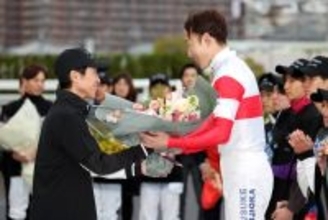 調教師に転身する藤岡佑介騎手が引退式　武豊騎手「調教師としてもいい馬を育てそう」