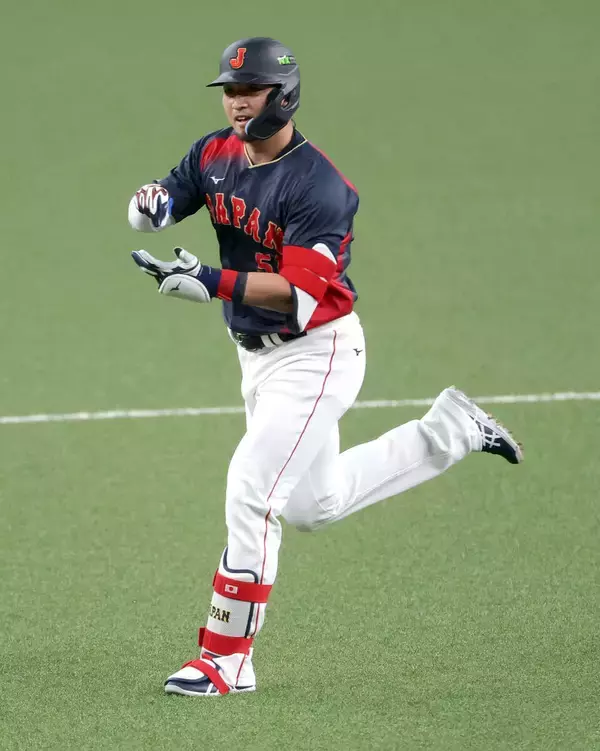 侍ジャパン新パフォ！前日の「お茶パフォーマンス」改良　鈴木誠也弾でお披露目…ＳＮＳ困惑「大谷さんに刺さるかな」「お茶たててる？」「かわいいｗｗｗ」