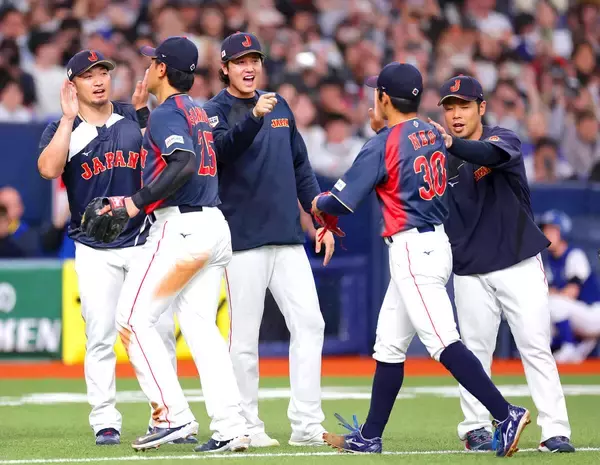 侍・鈴木誠也、３年前の大谷翔平を完コピ　同じ大阪でファンに「もっともっと」声援求める…世界一への吉兆フレーズ
